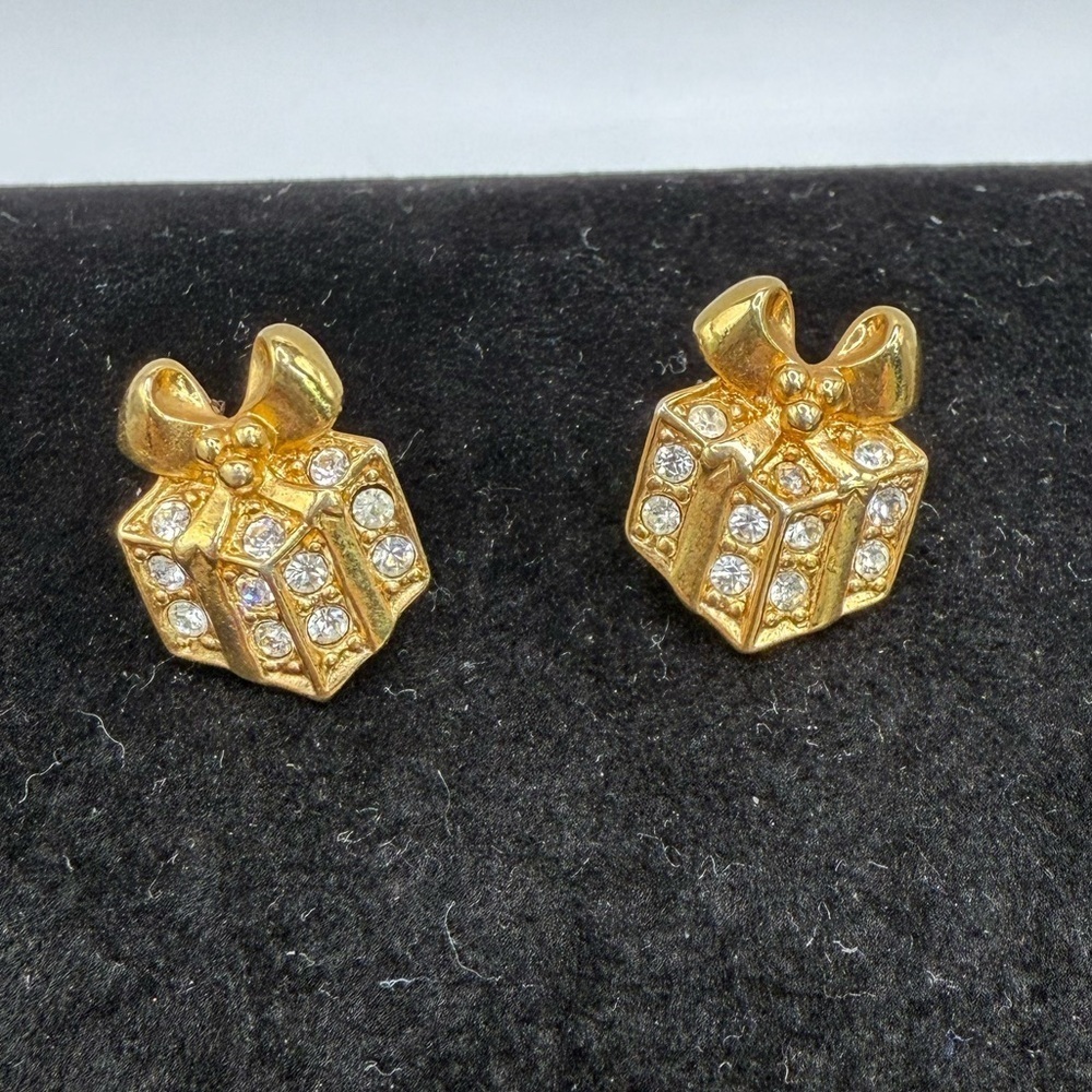 Vintage Avon Gold Tone Present Stud Earrings